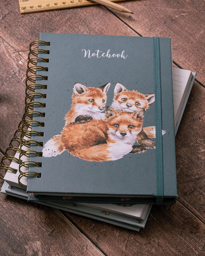 Wrendale Designs Notizbuch in dunklem Blau und Baby-Füchsen als Motiv