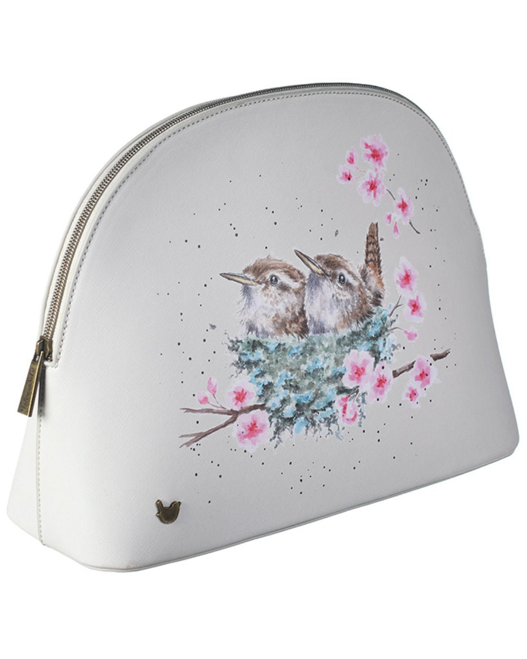 Seitliche Ansicht der Vögel im Nest Kosmetik Tasche von Wrendale Designs mit Fokus auf den kleinen Zaunkönig am linken unteren Rand, welcher das Markenlogo ist.