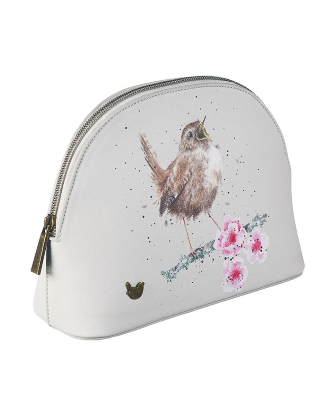 Seitliche Ansicht der mittleren Vogel Kosmetik Tasche von Wrendale Designs mit Fokus auf den kleinen Zaunkönig am linken unteren Rand, welcher das Markenlogo ist.