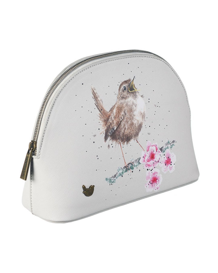 Seitliche Ansicht der mittleren Vogel Kosmetik Tasche von Wrendale Designs mit Fokus auf den kleinen Zaunkönig am linken unteren Rand, welcher das Markenlogo ist.