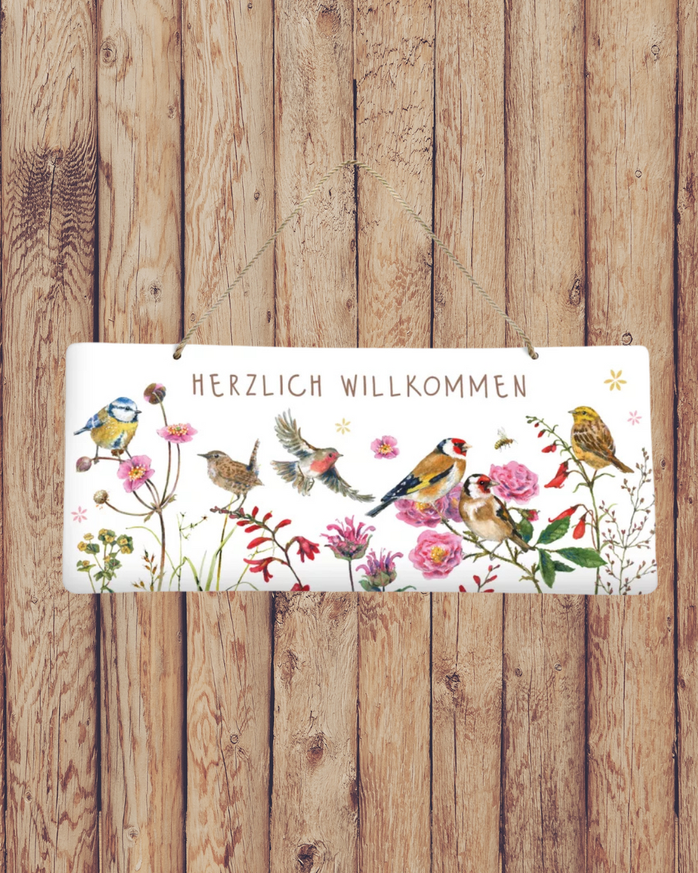 Hübsches Metallschild Zeit für Harmonie vom Grätz Verlag vor Holzwand dekoriert, mit Blumen und Vögeln als Motiv.