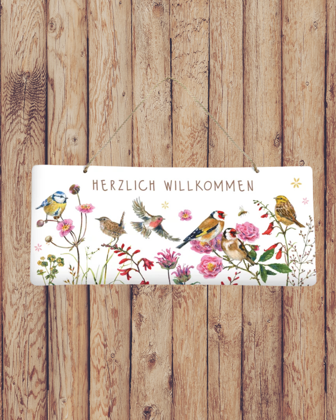 Hübsches Metallschild Zeit für Harmonie vom Grätz Verlag vor Holzwand dekoriert, mit Blumen und Vögeln als Motiv.