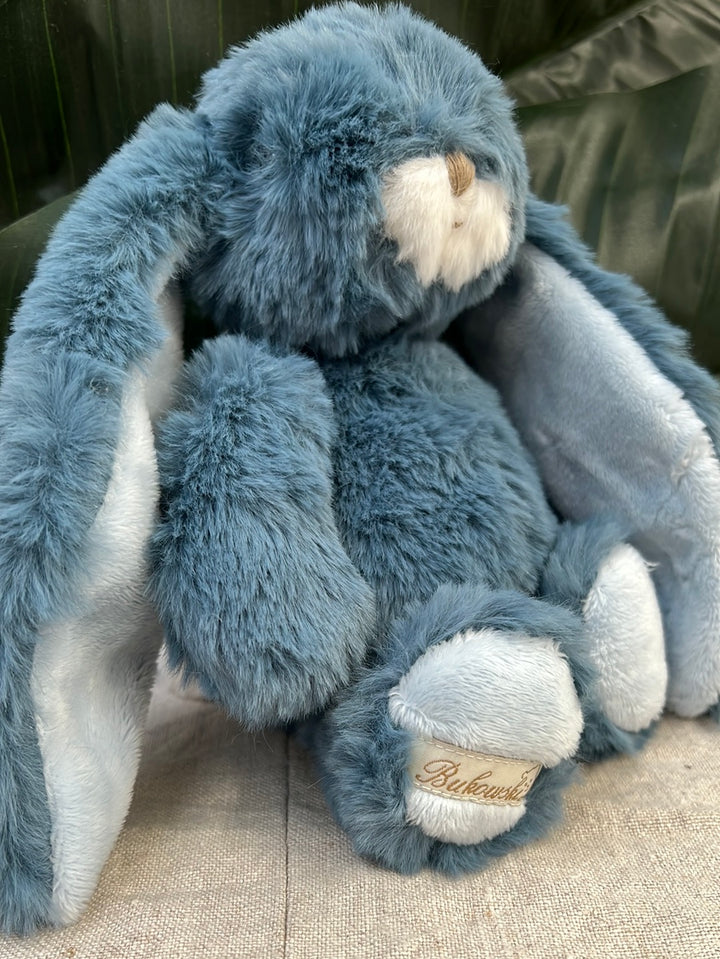 Blauer Hase Kanina von Bukowski Design als Kuscheltier zum Spielen für Kinder.