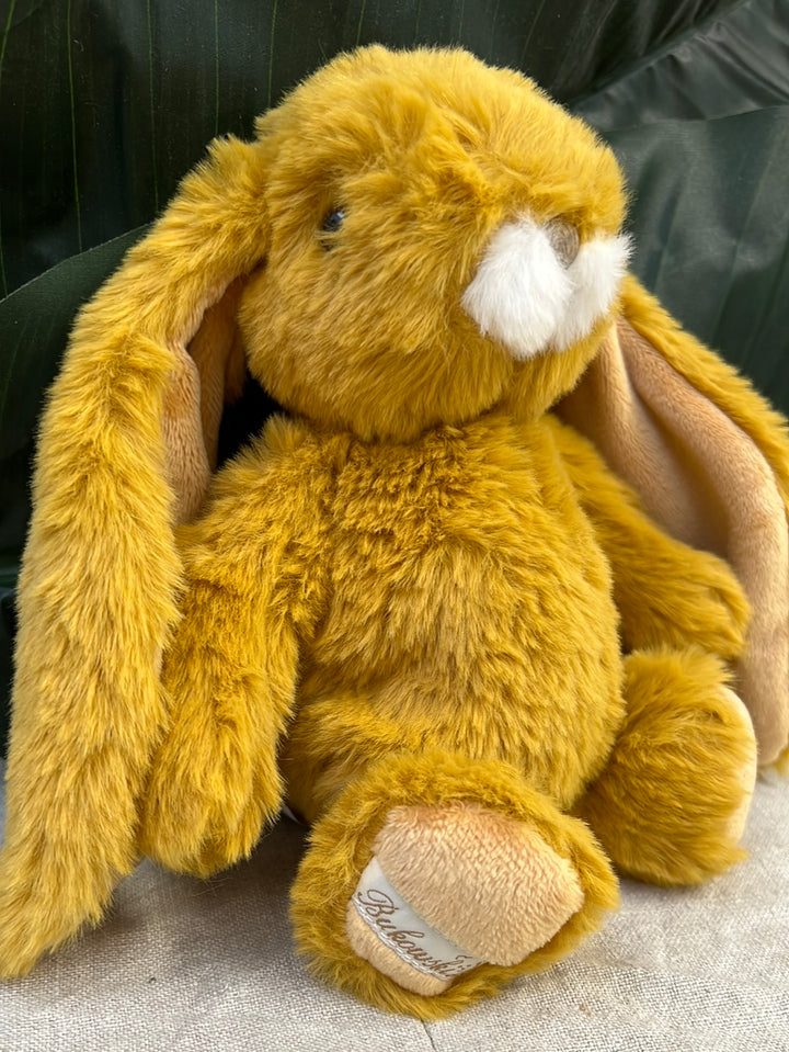 Gekbes Hasen Kanina von Bukowski Design als Kuscheltier zum Spielen für Kinder.