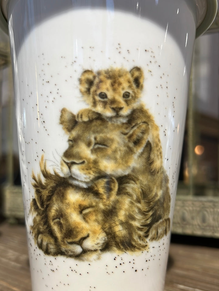 Löwen Motiv "Family Pride" Travel Mug von Wrendale Designs.