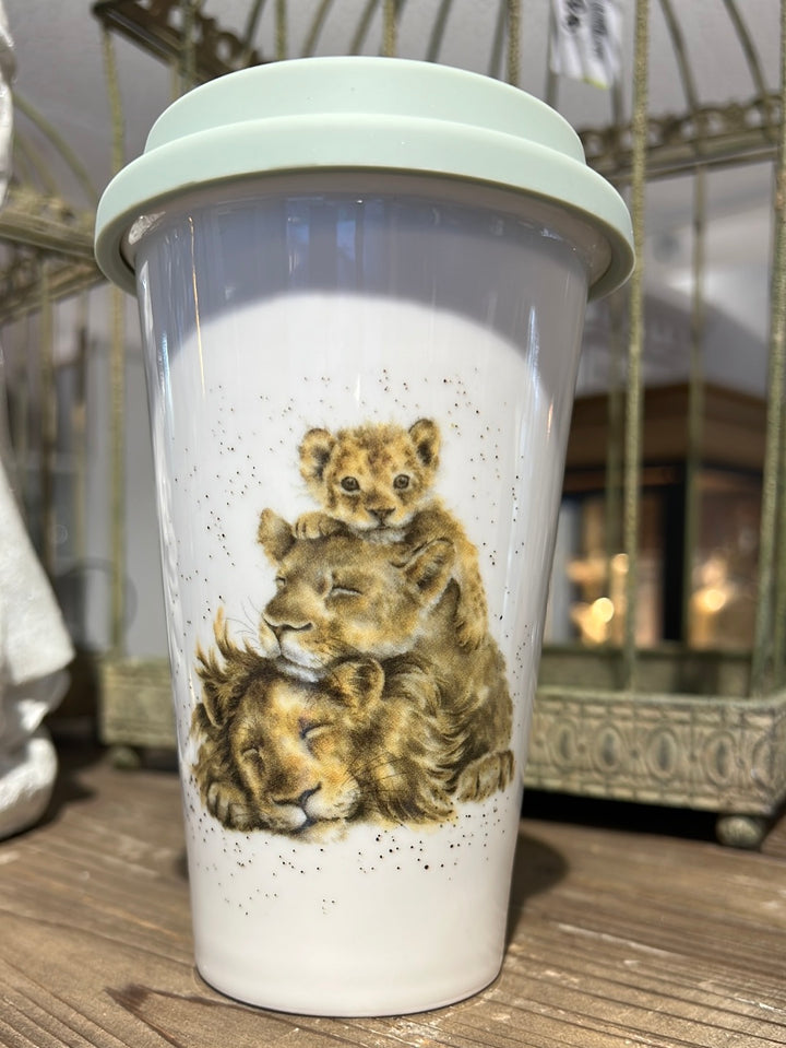 Travel Mug aus Porzellan mit Löwen drauf von Wrendale Designs.