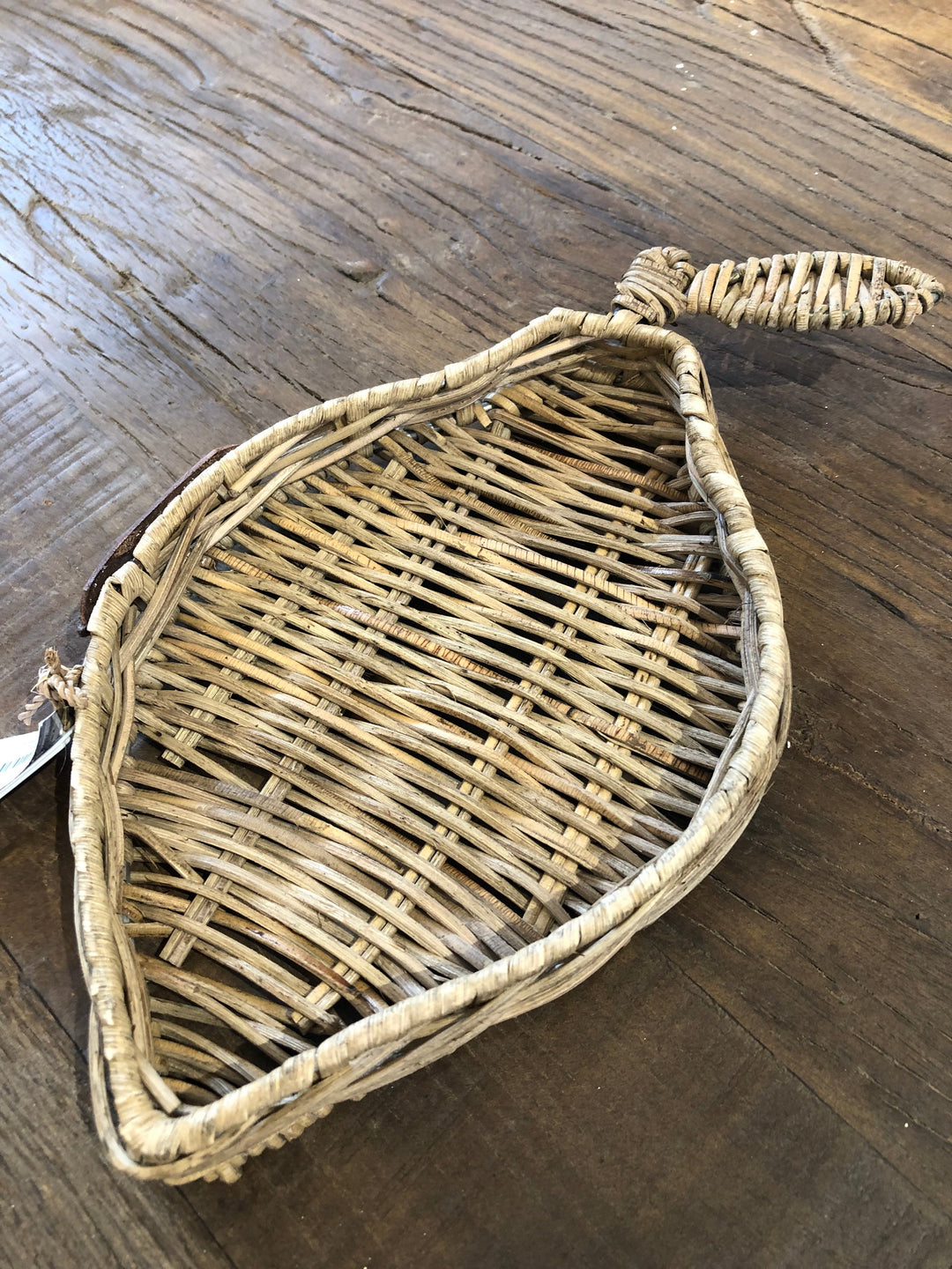 Das Rattan Zitronen Tablett "RM Lovely Lemon Mini Tray" von Rivièra Maison ist auf einem Driftwood Holztisch dekoriert.