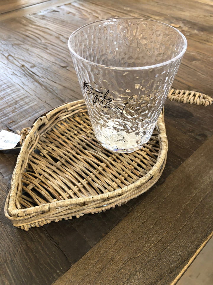 Zusammen mit dem Beachy Moment Wasser ist das Zitronen Tablett RM Lovely Lemon Mini Tray aus Rattan von Rivièra Maison dekoriert.