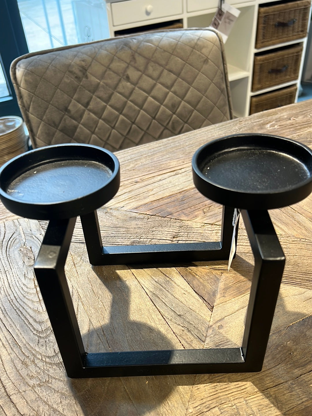 Schwarzer Kerzenständer von Riviera Maison für zwei Kerzen.