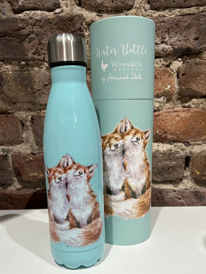 Thermosflasche von Wrendale Designs mit einem Fuchspaar drauf.