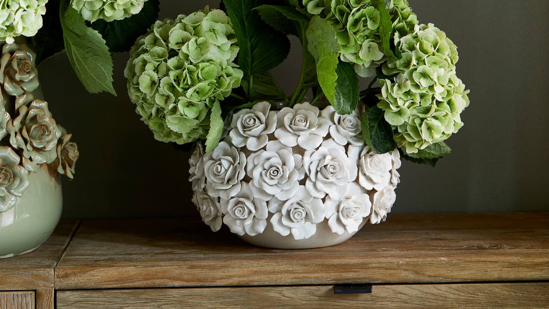 Schöne Blumenvasen und Blumentöpfe von Rivièra Maison und Wrendale Designs.