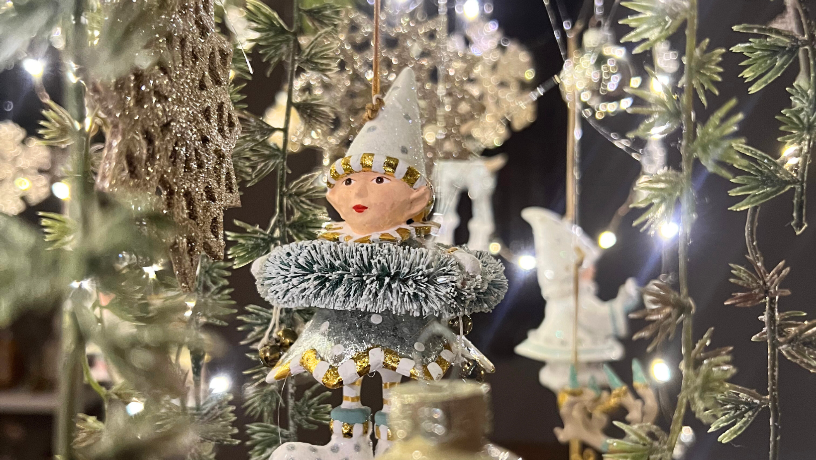 Moonbeam Krinkle dekoriert in einem Adventskranz.