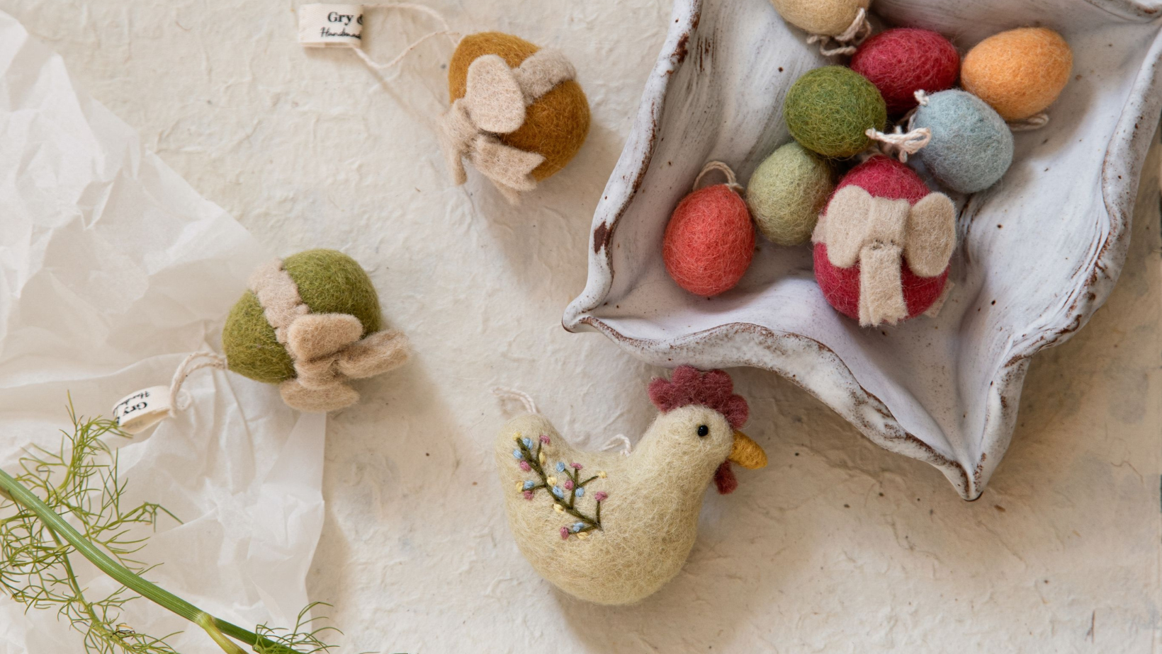 Dekoration aus Filz für Ostern mit bunten Eiern und Hühnern von Gry & Sif