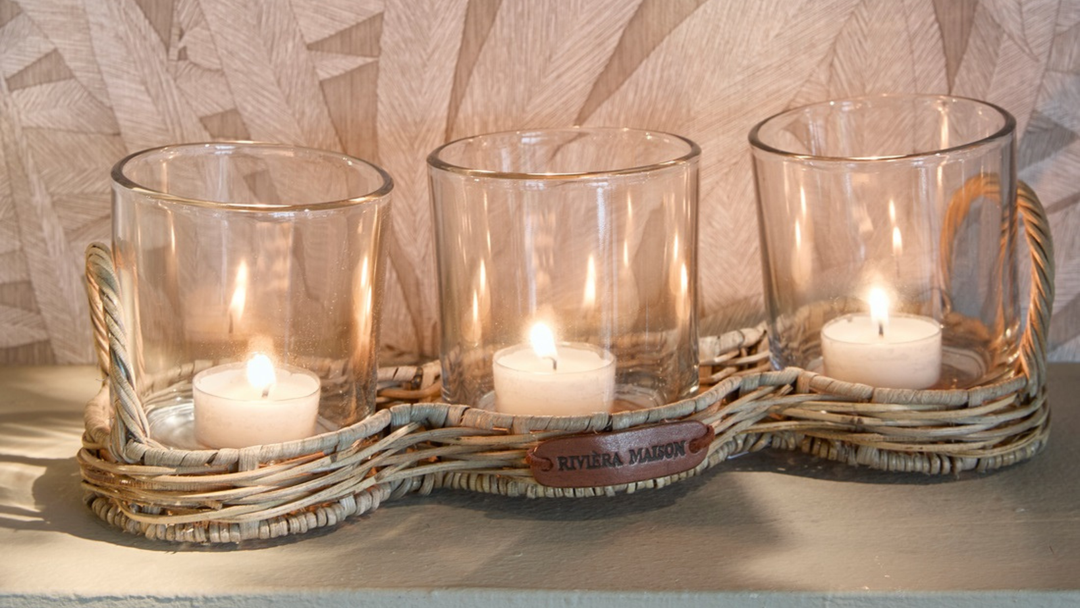 Rattan Windlicht von Rivièra Maison sommerlich dekoriert.