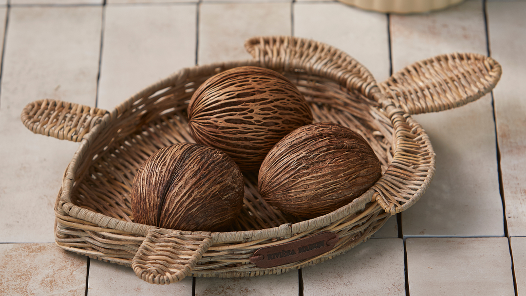 Gemütliche Dekoration für dein Zuhause mit dem Rattan Schildkröten Tablett von Rivièra Maison.