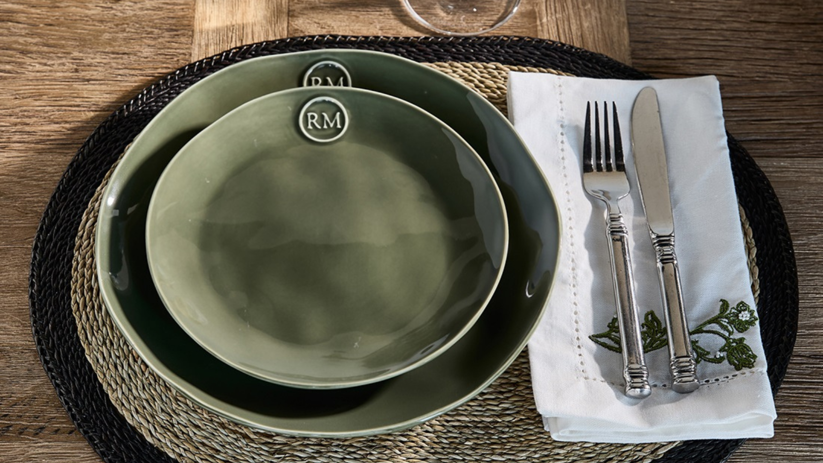 Grüne Portofino Teller von Rivièra Maison als Banner der Teller Kollektion vom Südstrand