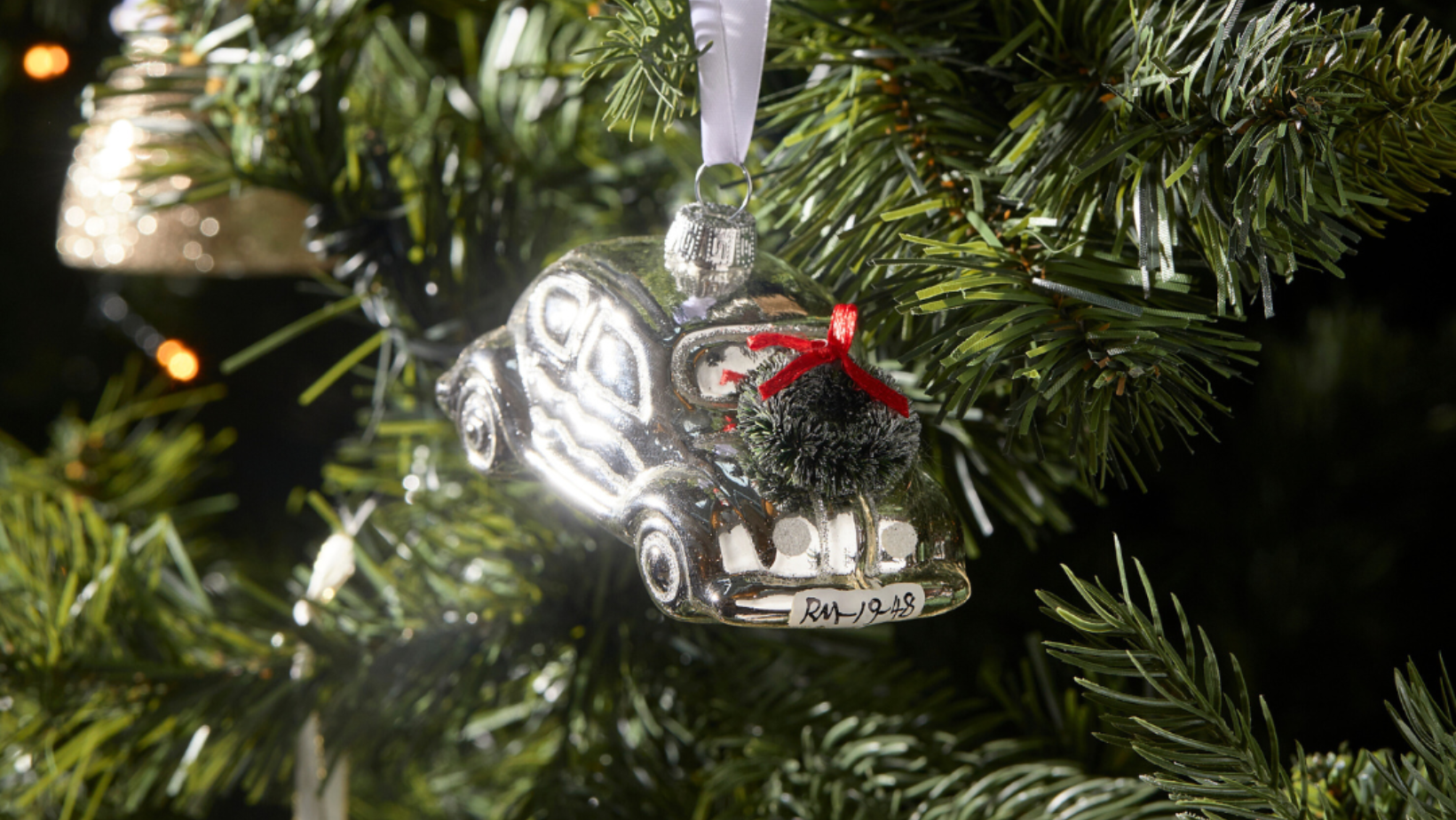 Ein Auto als Weihnachtsanhänger von Rivièra Maison.