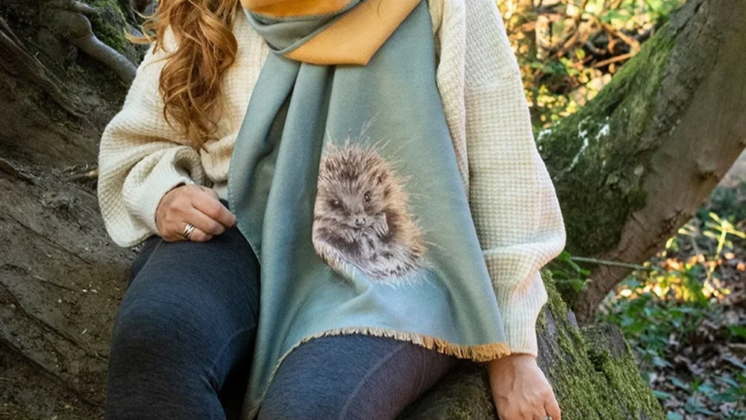 Weiche Schals und Tücher mit Tier-motiven von Wrendale Designs.
