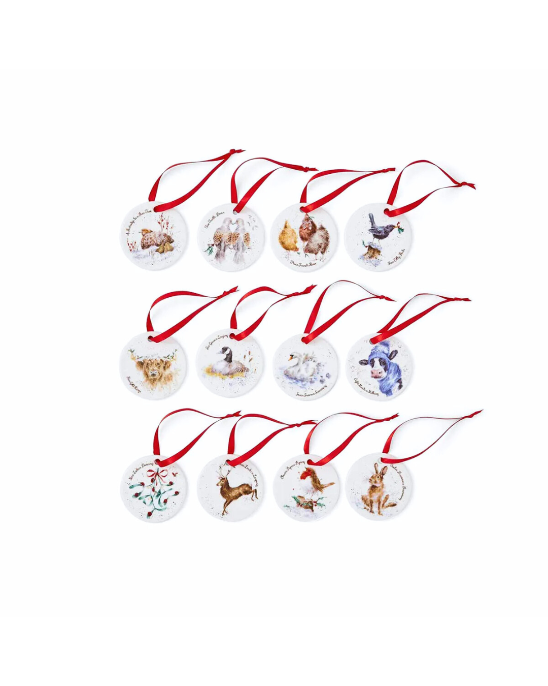 Zwölf Porzellan-Weihnachtsanhänger mit roten Satinbändern aus dem Set 12 Days of Christmas von Wrendale Designs vor weißem Hintergrund.