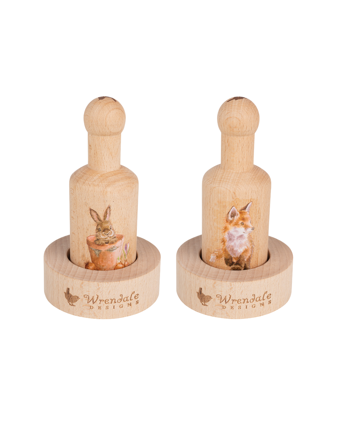 Zwei Anzuchttopf-Pressen von Wrendale Designs aus hellem Holz, eine mit Fuchs-Motiv und eine mit Hasen-Motiv, jeweils in passender Holzform stehend, freigestellt vor weißem Hintergrund.