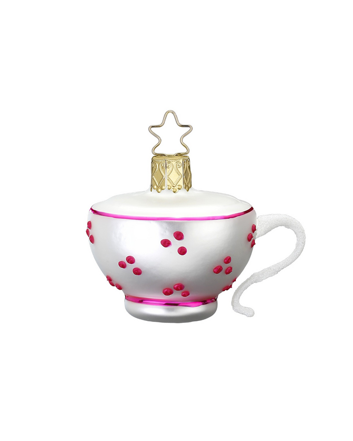 Alice im Wunderland "Kaffeetasse" zum Aufhängen in Deutschland handgefertigt von Inge Glas. Zu sehen ist eine weiße Tasse mit weißem Henkel, roten Punkten und rosa Zierinien am oberen und unteren Tassenrand.