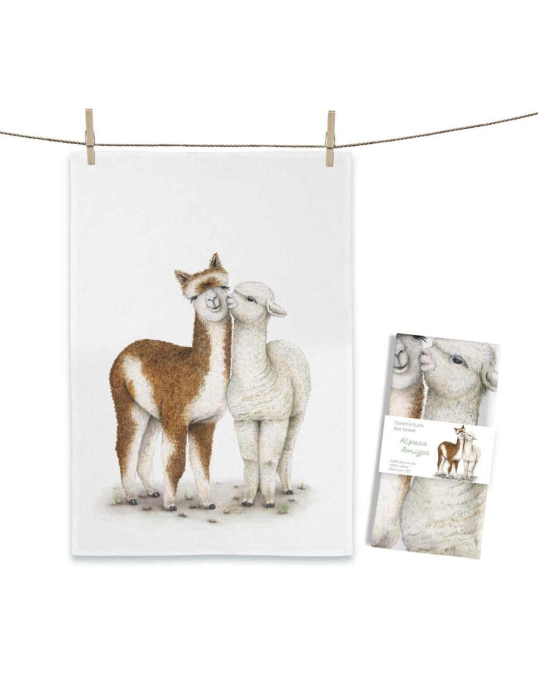 Alpaka Geschirrtuch Alpaca Amigos von Maluu mit zwei stehenden Alpakas als Illustration, aufgehängt dargestellt