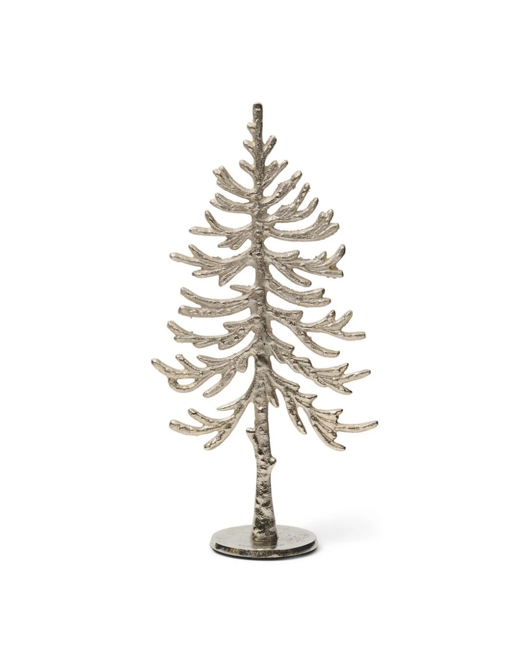 "Alpina Christmas Tree" Statue in Größe L von Riviera Maison vor weißen Hintergrund. Die Statue ist silber und stellt einen Tannenbaum da. 