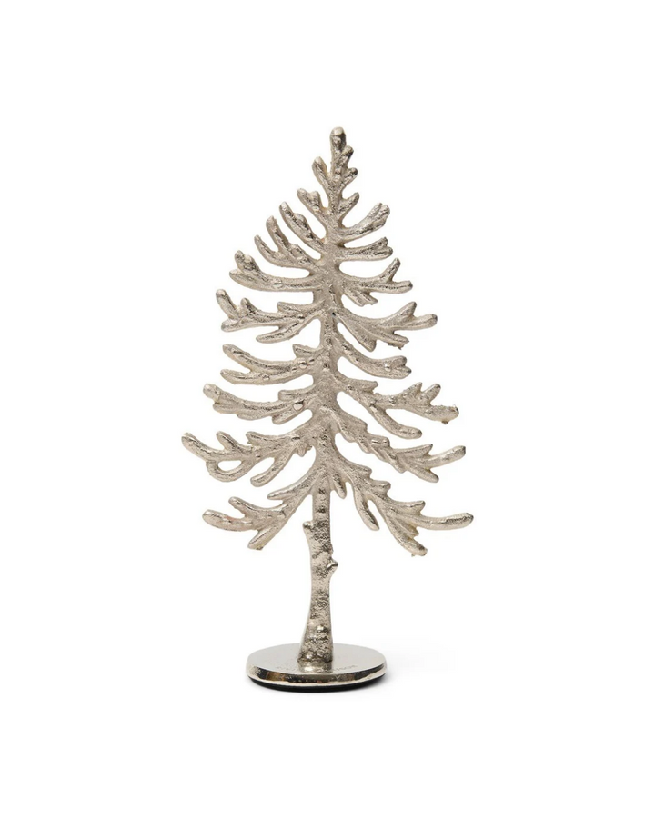 "Alpina Christmas Tree" Statue in Größe S von Riviera Maison vor weißen Hintergrund. Die Statue ist silber und stellt einen Tannenbaum da. 