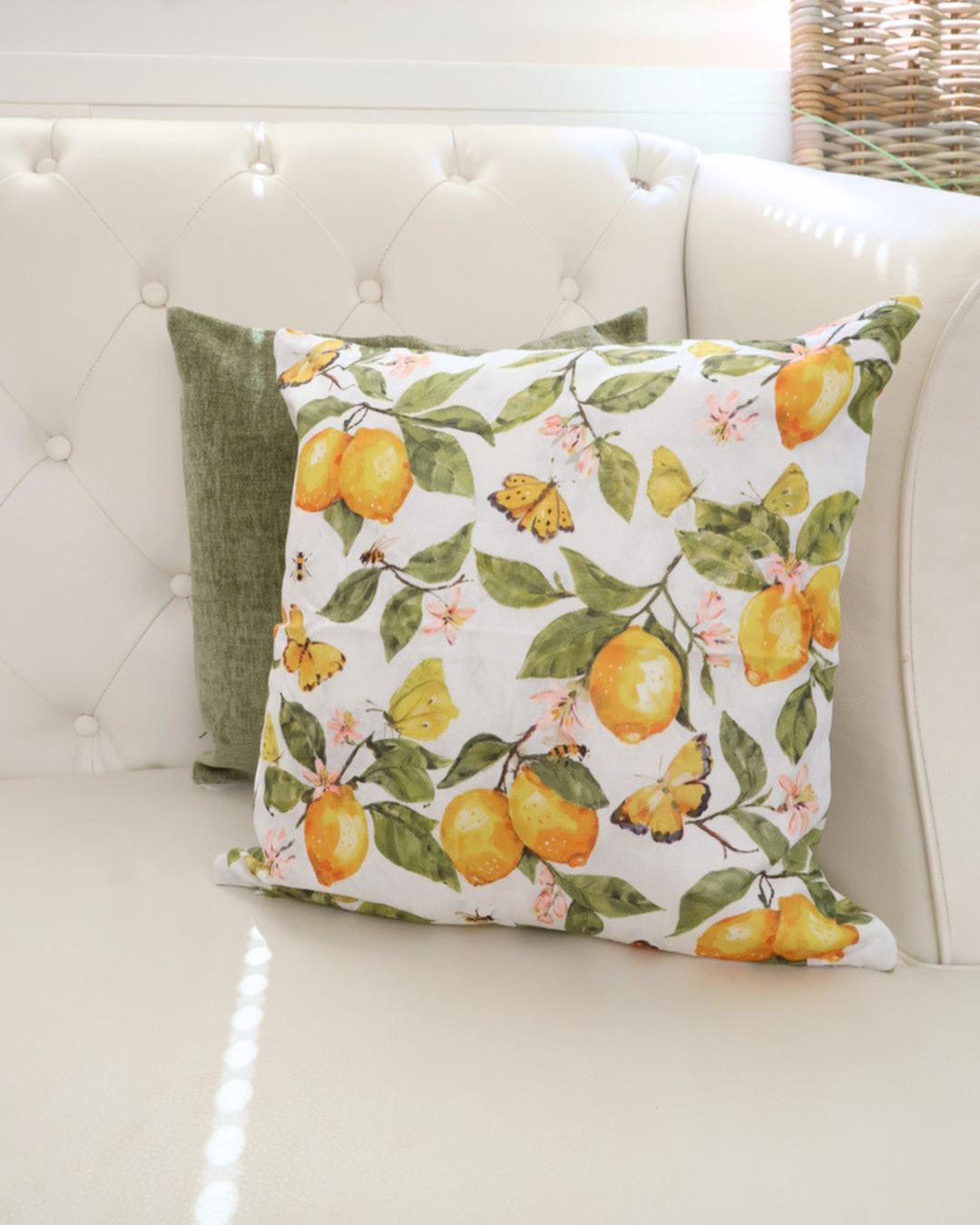 Dekoriertes Bild des Zitronenkissens "Fresh Lemons"  von Ambiente. Das Motiv ist größtenteils gelb und grün. Zu sehen sind Schmetterlinge, Zitronen, Blumen und Bienen.