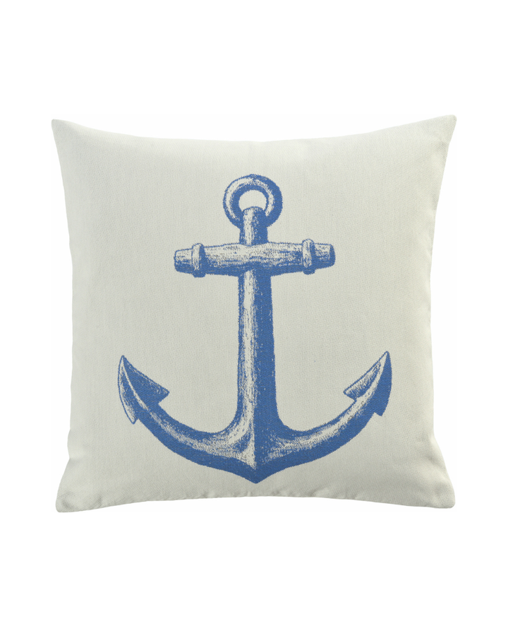 Weißes Kissen mit blauem Anker von Sander vor weißem Hintergrund. Dieser Kissenbezug Hook hat die Maße 45x45 cm.