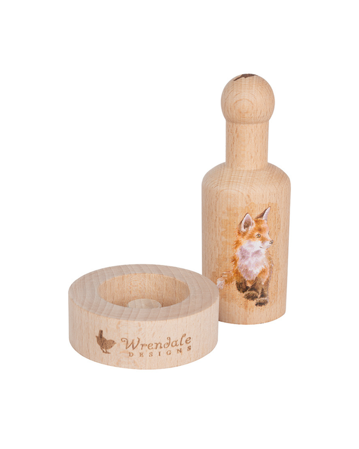 Anzuchttopf-Presse von Wrendale Designs mit gemaltem Fuchs-Motiv, bestehend aus Holzpresse und runder Holzform mit Wrendale-Logo, freigestellt vor weißem Hintergrund.