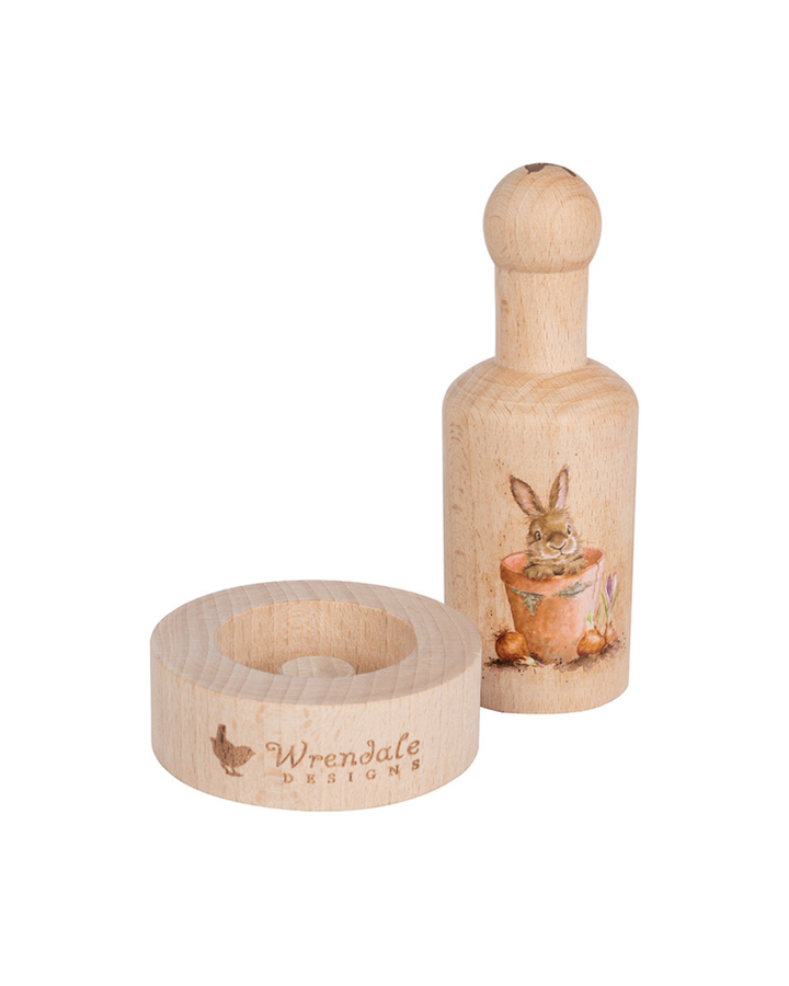 Anzuchttopf-Presse von Wrendale Designs mit liebevoll gemaltem Hasen im Blumentopf, bestehend aus Holzpresse und runder Holzform mit Wrendale-Logo, freigestellt vor weißem Hintergrund.