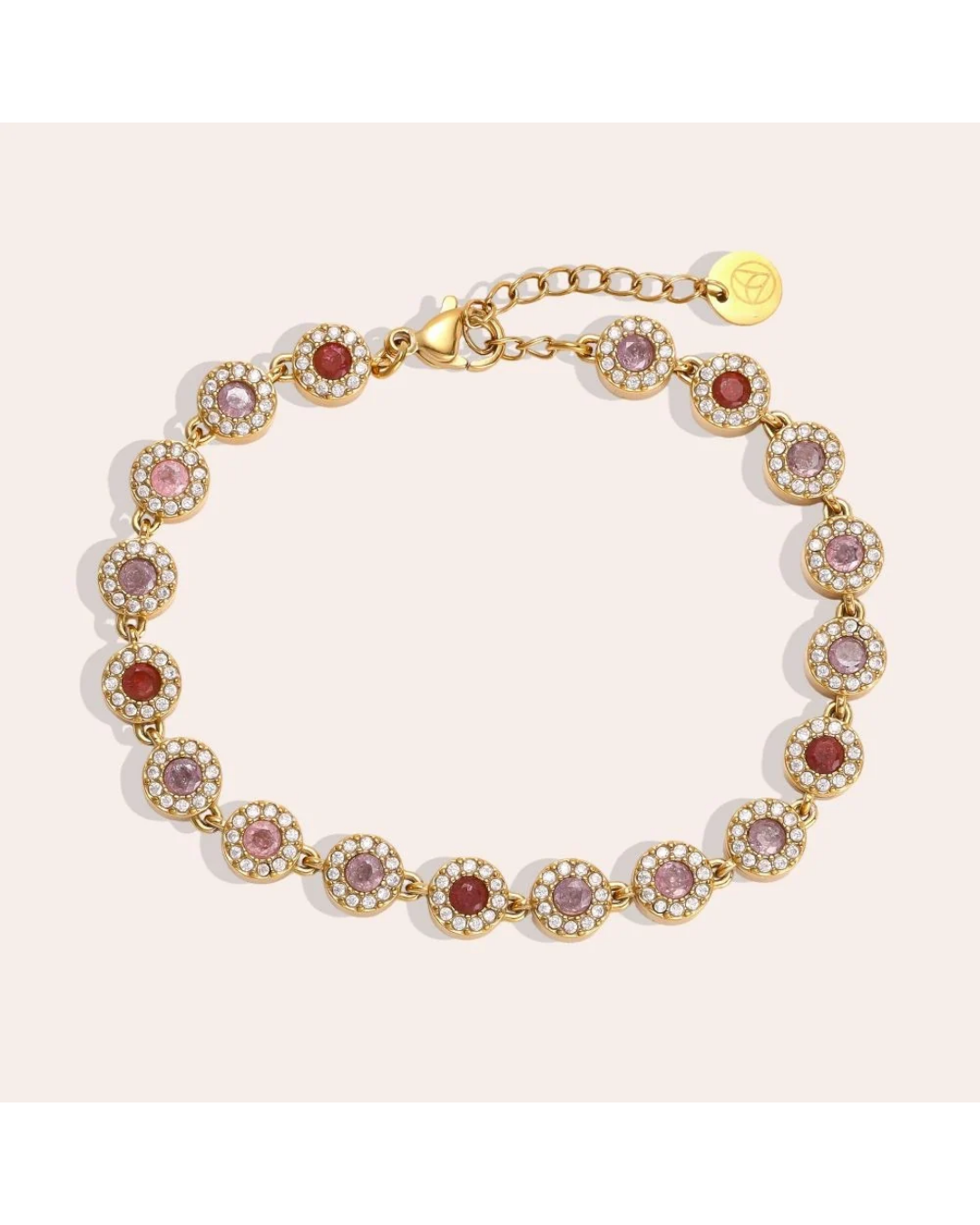 Armband mit bunten Glitzer Steinen von Dottilove vor beigen Hintergrund. Das Armband selbst ist Gold mit vielen Glitzer Steinen in rot, weiß und lila.