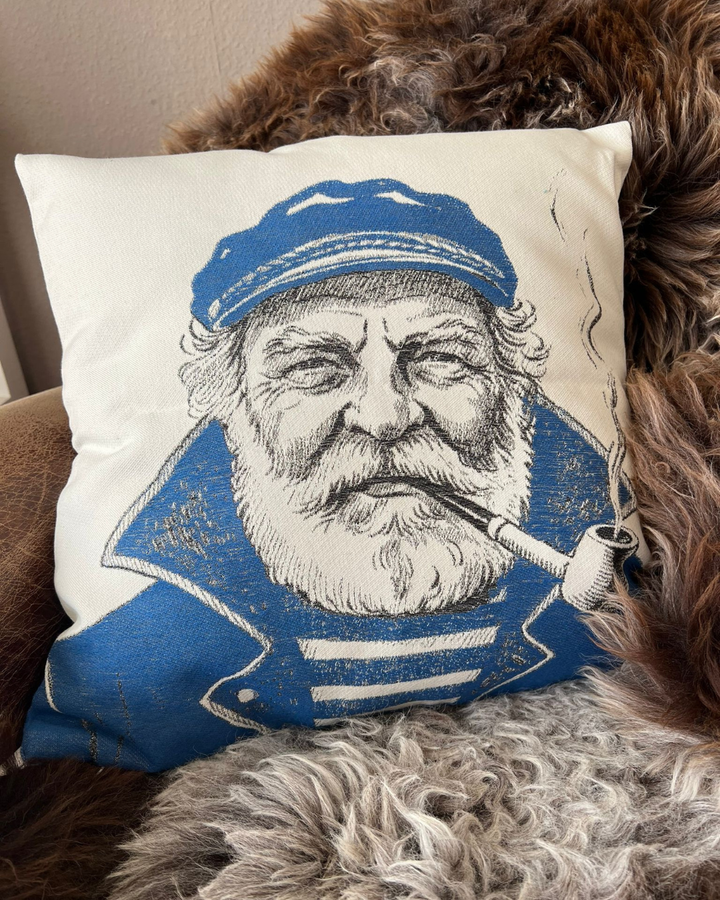Auf einer braunen Couch dekoriertes Old Salt Sommer-Kissen von Sander.