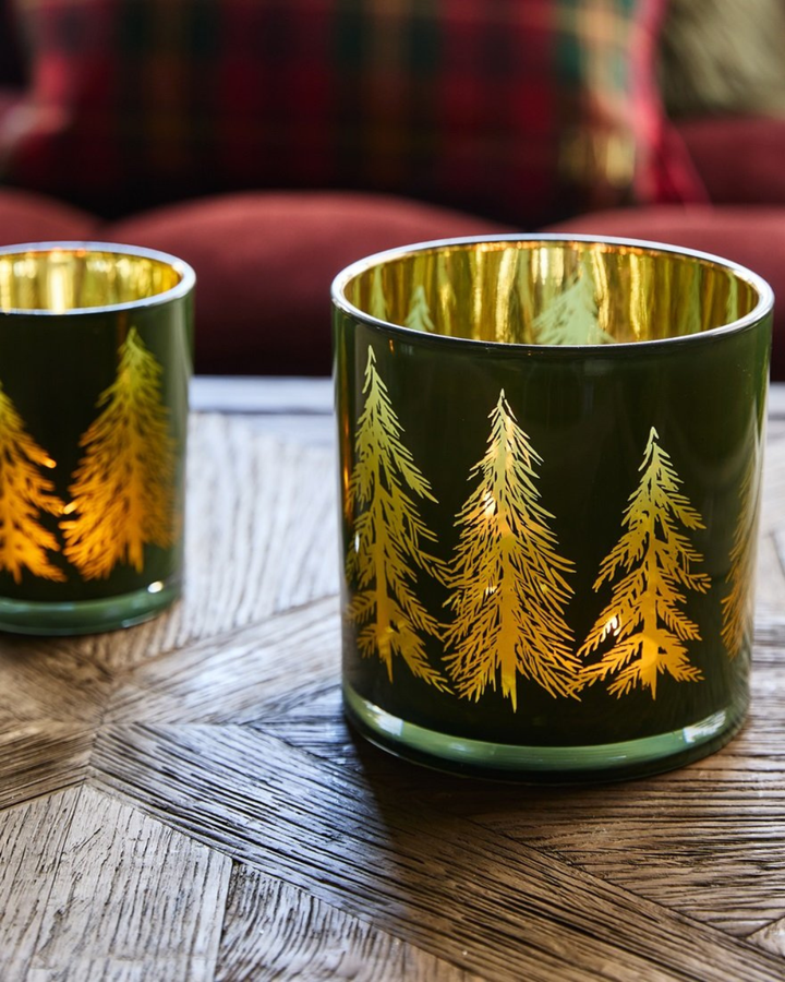 „Leuchtendes Winter Forest Windlicht in Grün und Gold auf Holztisch“