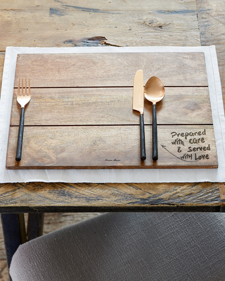 Holz-Tischset „Porter Placemat“ von Rivièra Maison als Platzset auf einem Esstisch mit Besteck arrangiert.