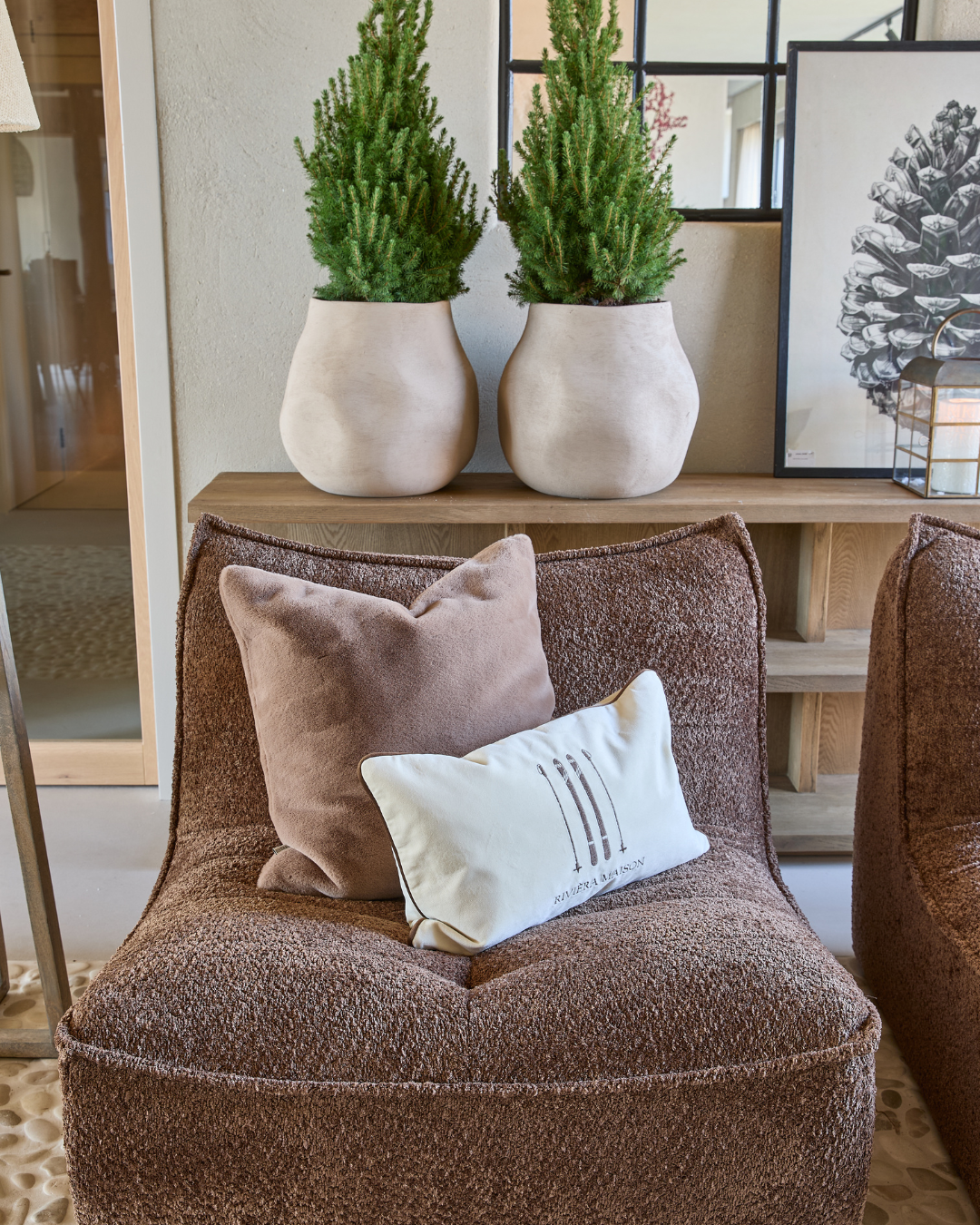 RM Ski Club Pillow Cover dekoriert auf braunem Sessel im Chalet-Stil.