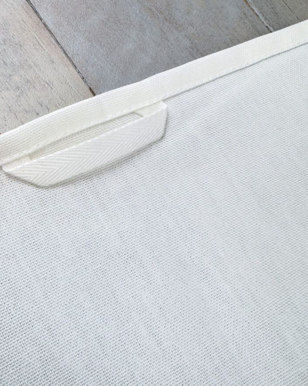 Aufhängeschlaufe und Stoffstruktur vom Leuchtturm Geschirrtuch Red Lighthouse von Maluu in Nahaufnahme