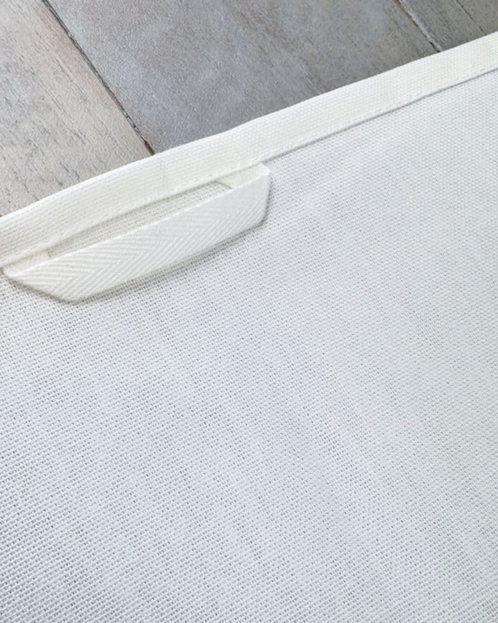 Aufhängeschlaufe und Stoffstruktur vom Leuchtturm Geschirrtuch Red Lighthouse von Maluu in Nahaufnahme