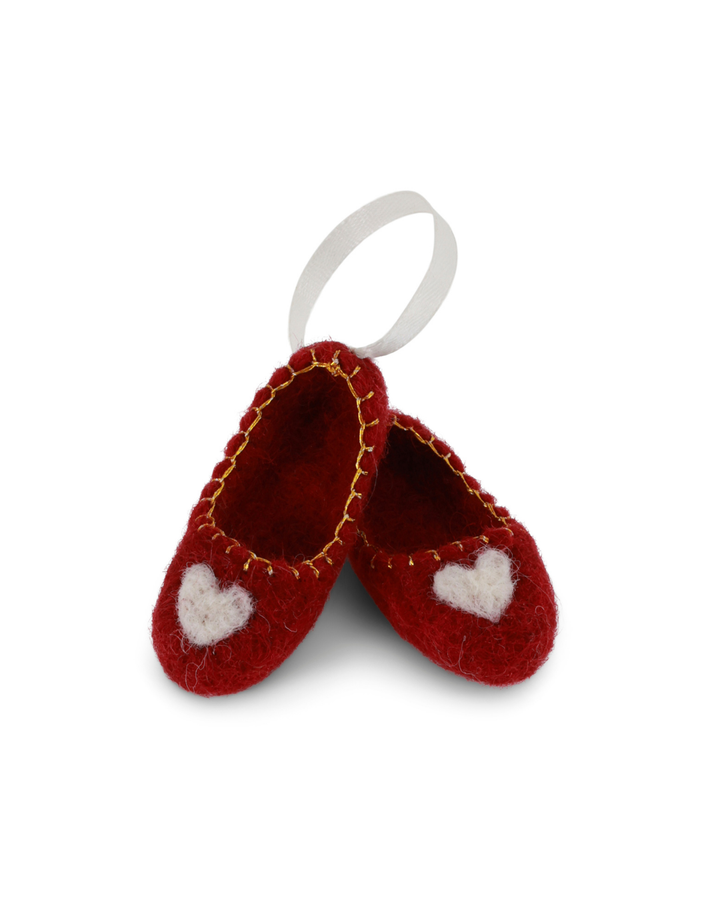 Filzanhänger "Ballerina Schuhe mit Herzchen" von Gry & Sif. Die roten Filzschühchen sind mit einem weißen Herz auf der jeweiligen Schuhspitze versehen. der Saum am Einstieg der Ballerinas ist mit goldenem Garn verziert und die beiden Schuhe wurden mit einem weißen Bändchen verbunden.