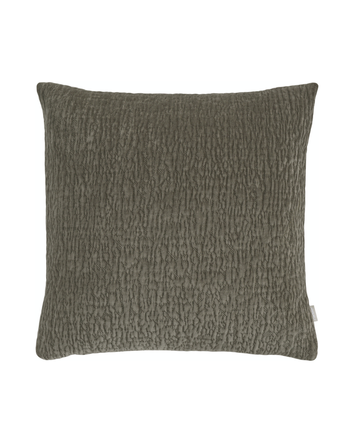 Basic Kissenbezug "Piccadily" von Sander  in dunklem taupe vor weißen Hintergrund. Das Kissen ist simpel gestaltet und einheitlich in der selben Farbe. 