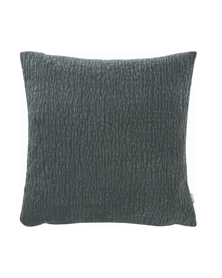 Basic Kissenbezug "Piccadily" von Sander  in der Farbe graphite vor weißen Hintergrund. Das Kissen ist simpel gestaltet und einheitlich in der selben Farbe. 