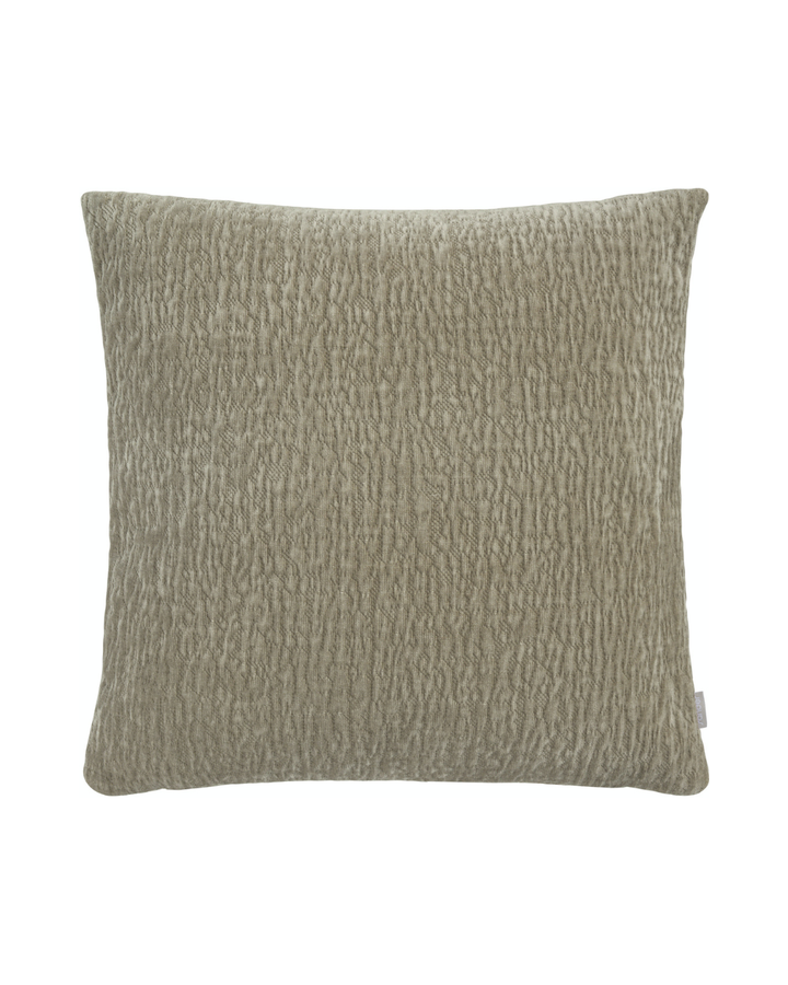 Basic Kissenbezug "Piccadily" von Sander  in der Farbe taupe vor weißen Hintergrund. Das Kissen ist simpel gestaltet und einheitlich in der selben Farbe. 