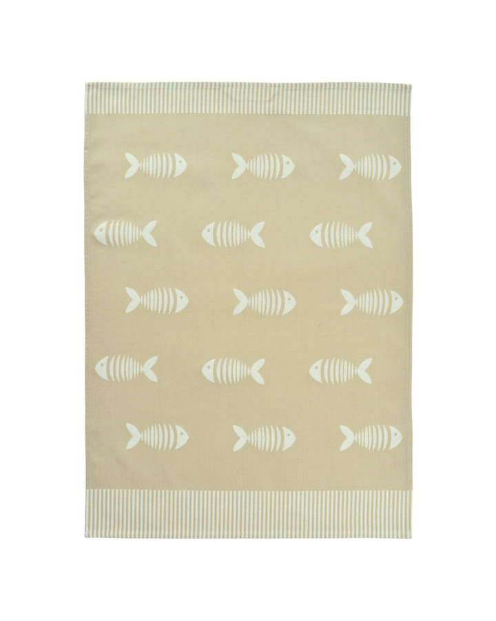 Beiges Fisch-Geschirrtuch „Omega“ von Sander aus Baumwolle mit weißem Fischmotiv und schmalen Streifenabschlüssen, frontal freigestellt auf weißem Hintergrund.