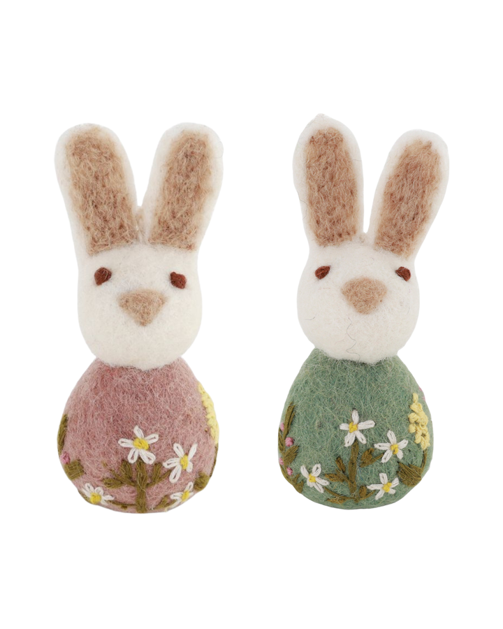 Zwei bestickte Hasen Filzanhänger von Gry & Sif in Rosa und Grün mit floralen Stickereien, freigestellt vor weißem Hintergrund.