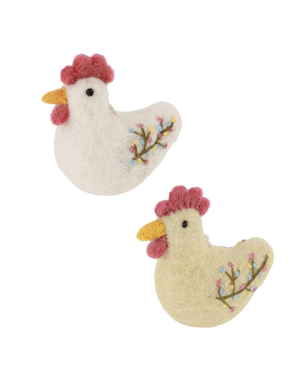 Zwei bestickte Filzhühner von Gry & Sif in Cremeweiß und zartem Gelb mit rosafarbenem Kamm, gelbem Schnabel und feiner Blumenstickerei auf der Seite, freigestellt auf weißem Hintergrund.