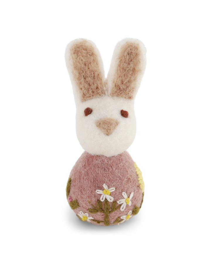 Ein einzelner bestickter Hase Filzanhänger von Gry & Sif in Rosa mit feiner Blumenstickerei, freigestellt vor weißem Hintergrund.