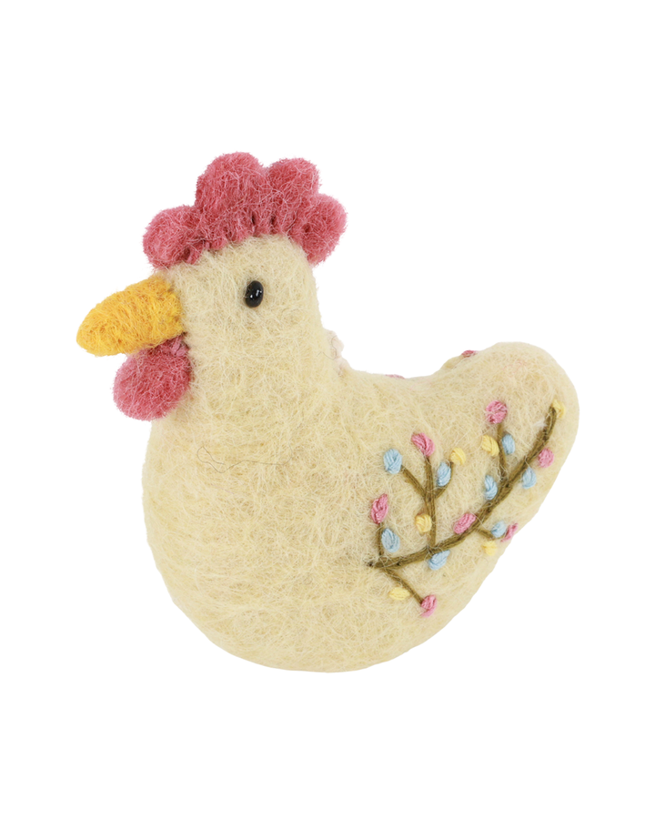Detailansicht eines bestickten Filzhuhns von Gry & Sif mit gelbem Schnabel und pastellfarbener Stickerei auf dem Körper.