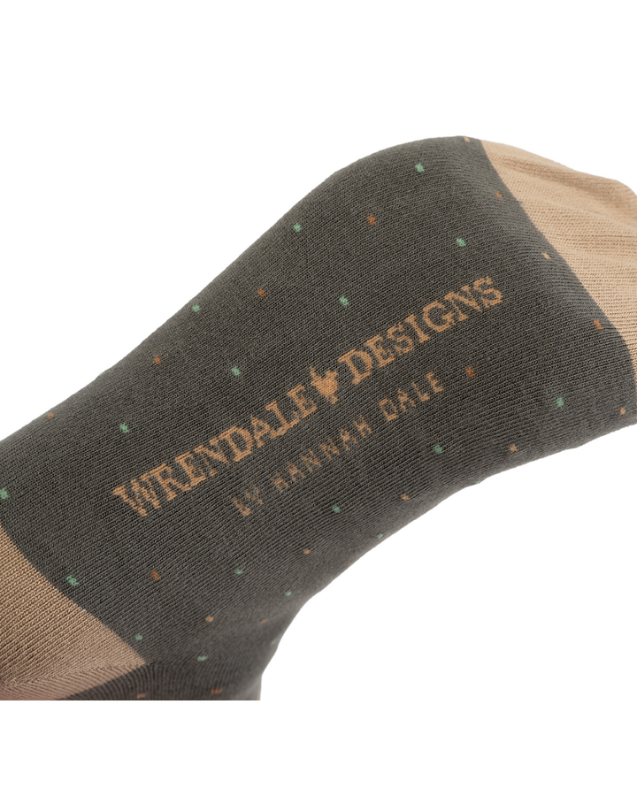 Unterseite der Biber Männersocken „Chester“ mit eingewebtem Wrendale Designs Schriftzug