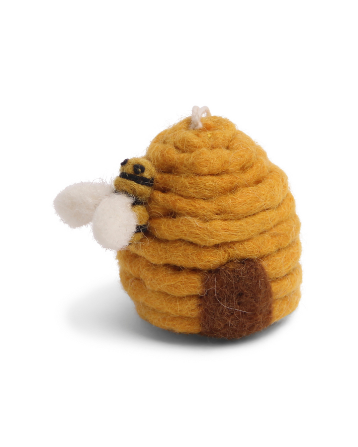 Handgefilzter Bienenstock Anhänger von Gry & Sif mit kleiner Biene an der Seite vor weißem Hintergrund.
